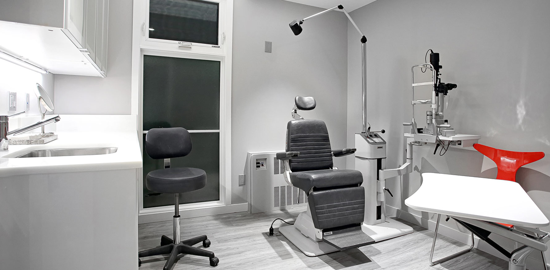 cosmetic and reconstructive eye plastic surgery exam room
